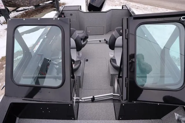 Slide: The Image of Crestliner 1850 Commander 2025 - 21