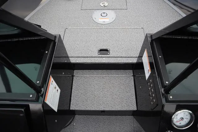 Slide: The Image of Crestliner 1850 Commander 2025 - 23