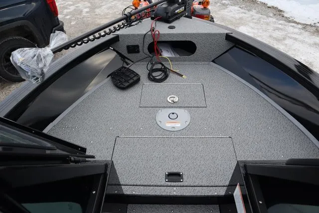 Slide: The Image of Crestliner 1850 Commander 2025 - 24