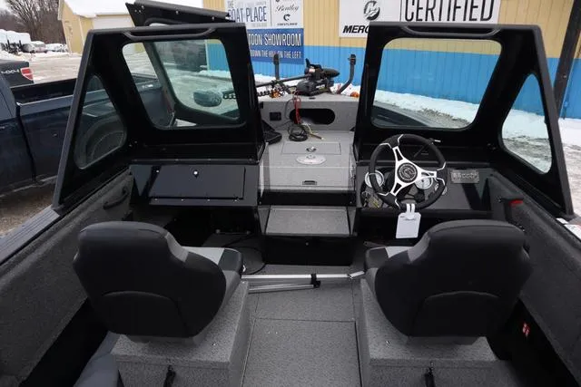 Slide: The Image of Crestliner 1850 Commander 2025 - 26