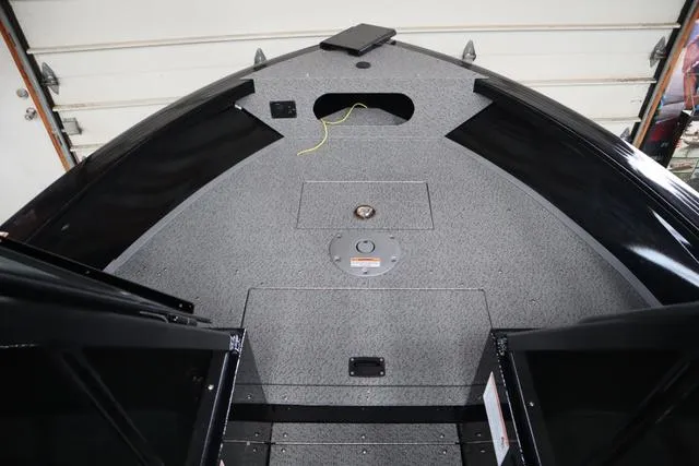 Slide: The Image of Crestliner 1850 Commander 2025 - 29