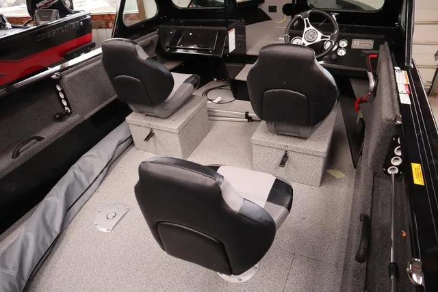 Slide: The Image of Crestliner 1850 Commander 2025 - 31