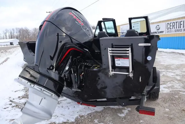 Slide: The Image of Crestliner 1850 Commander 2025 - 4