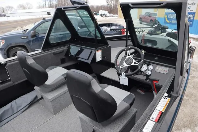 Slide: The Image of Crestliner 1850 Commander 2025 - 8