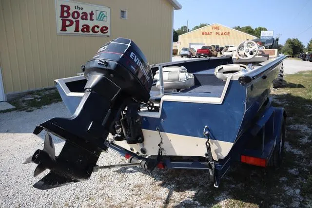 Slide: The Image of 1997 Crestliner 1750 Fish Hawk SC boat with Evinrude motor at The Boat Place. - 4