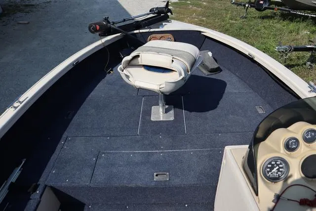 Slide: The Image of 1997 Crestliner 1750 Fish Hawk SC boat interior with swivel seat and control panel. - 5