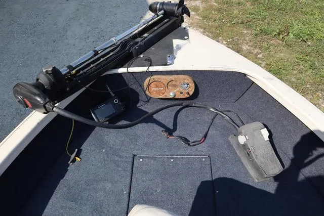 Slide: The Image of 1997 Crestliner 1750 Fish Hawk SC boat deck with trolling motor and control panel. - 7