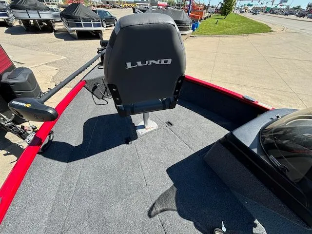 Slide: The Image of 2022 Lund 1675 Adventure SS boat interior with seat and trolling motor. - 18