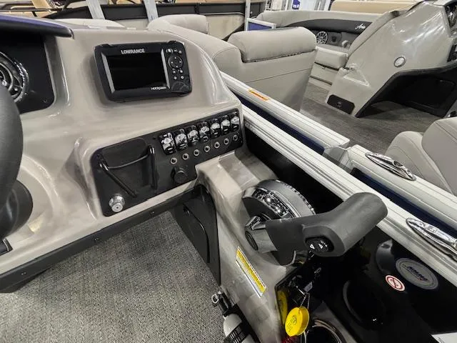 Slide: The Image of Control panel of 2025 Barletta ARIA 22UC boat with navigation system. - 20