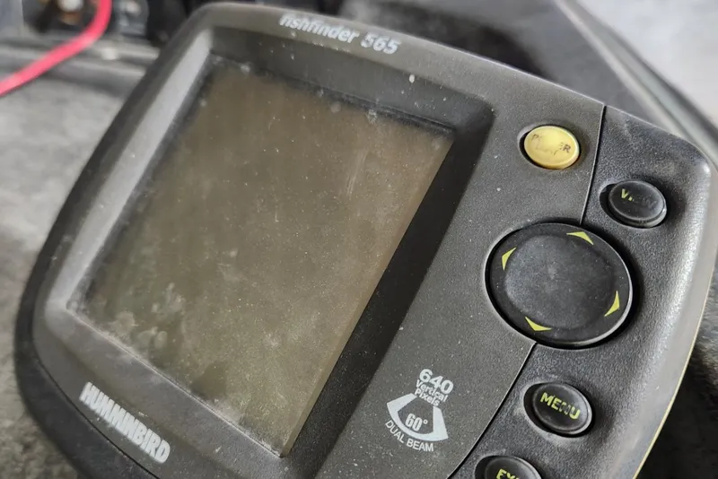Slide: The Image of Humminbird Fishfinder 565 device with buttons, featuring a 640 vertical pixel display. - 18
