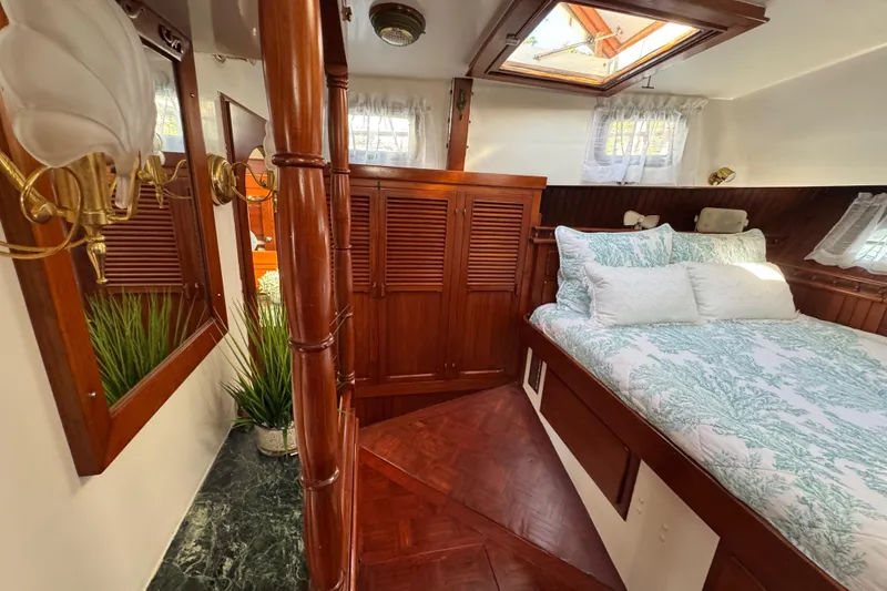 Slide: The Image of Hardin Voyager 45 Ketch 1981 - 69