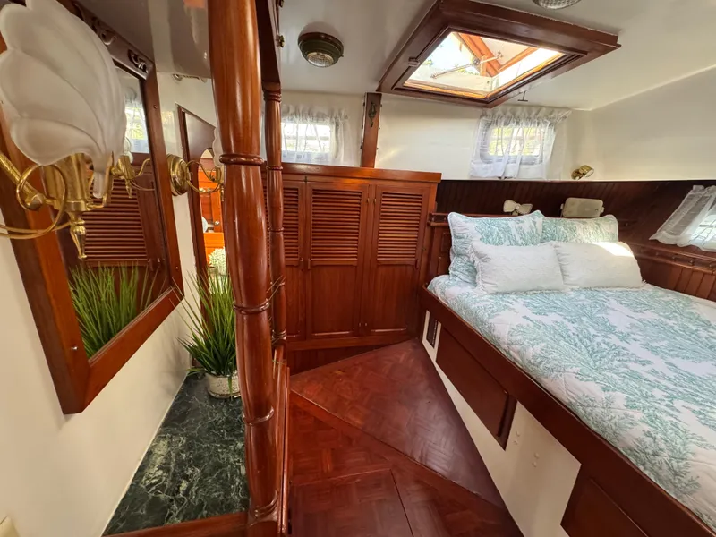 Slide: The Image of Hardin Voyager 45 Ketch 1981 - 75