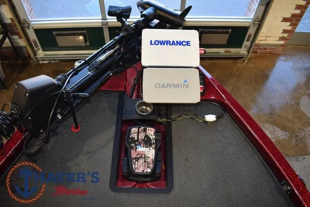 Slide: The Image of 2017 Ranger Z521C boat with Lowrance and Garmin electronics on deck. - 17