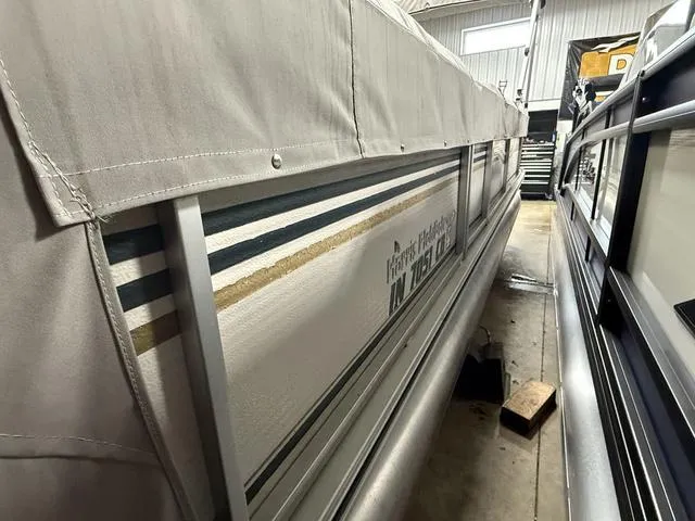 Slide: The Image of Harris 220 Super Sunliner 2004 - 4