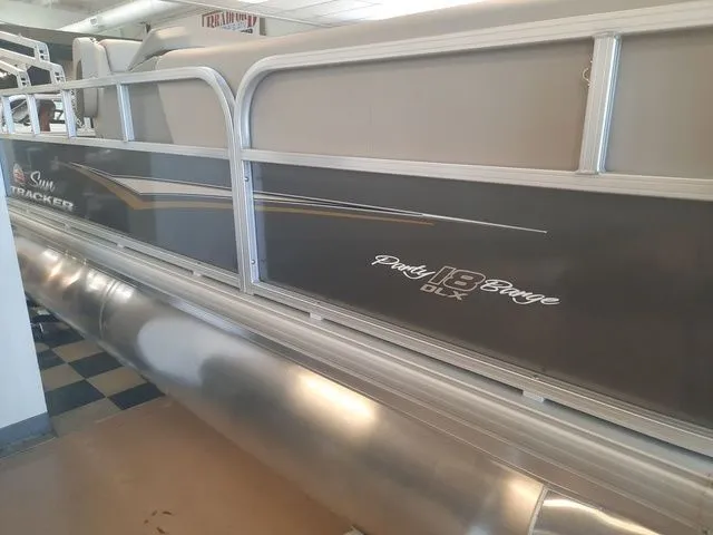 The Image of Sun Tracker Party Barge 18 DLX 2025 - 1