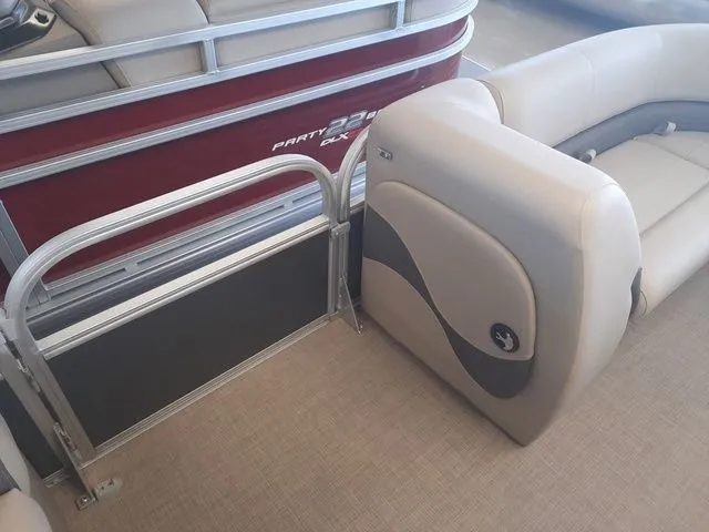 Slide: The Image of Sun Tracker Party Barge 18 DLX 2025 - 11