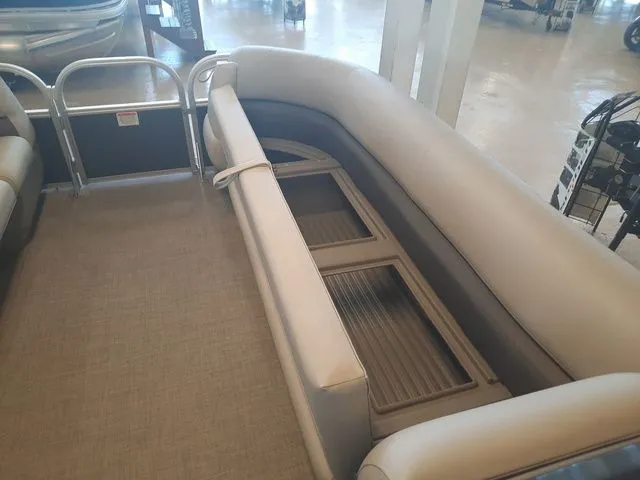 Slide: The Image of Sun Tracker Party Barge 18 DLX 2025 - 13