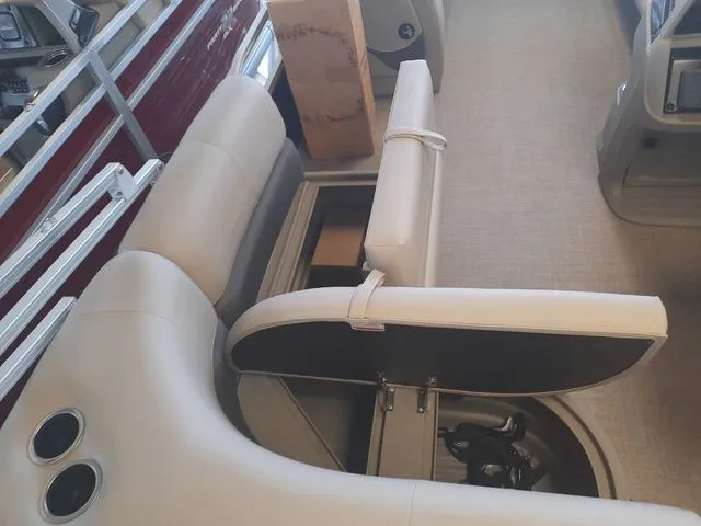 Slide: The Image of Sun Tracker Party Barge 18 DLX 2025 - 14