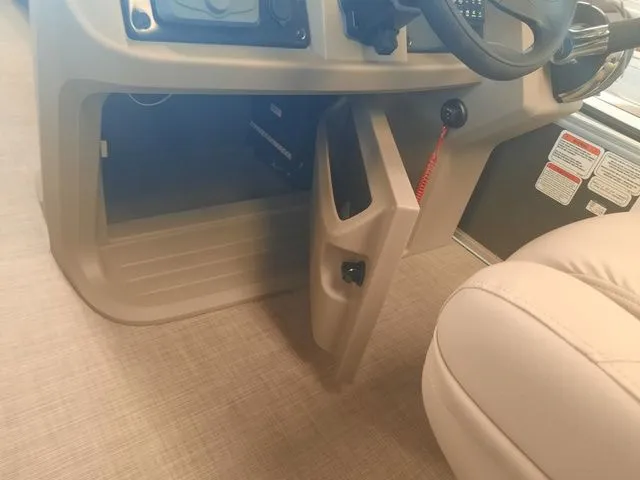 Slide: The Image of Sun Tracker Party Barge 18 DLX 2025 - 16