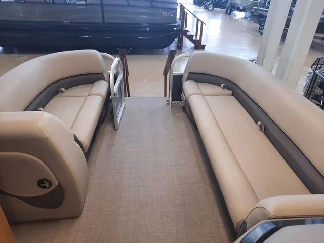 Slide: The Image of Sun Tracker Party Barge 18 DLX 2025 - 24