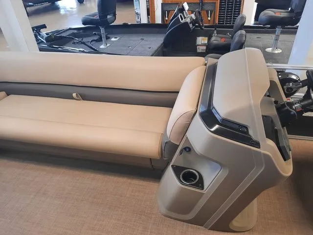 Slide: The Image of Sun Tracker Party Barge 18 DLX 2025 - 25