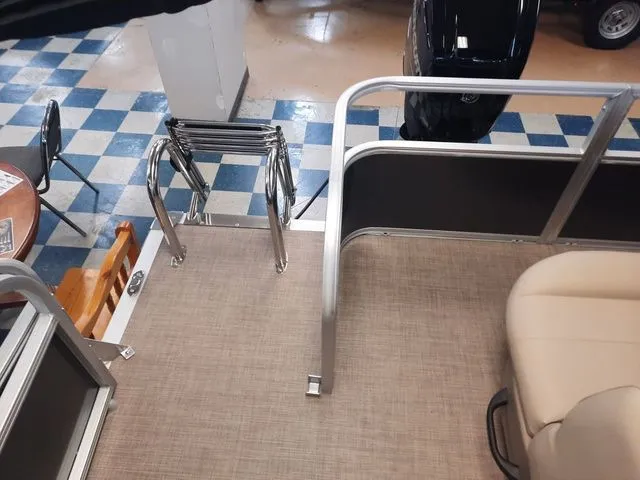 Slide: The Image of Sun Tracker Party Barge 18 DLX 2025 - 27