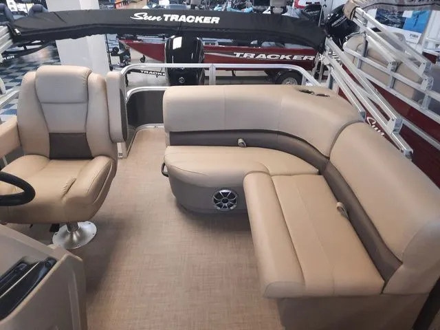 Slide: The Image of Sun Tracker Party Barge 18 DLX 2025 - 29