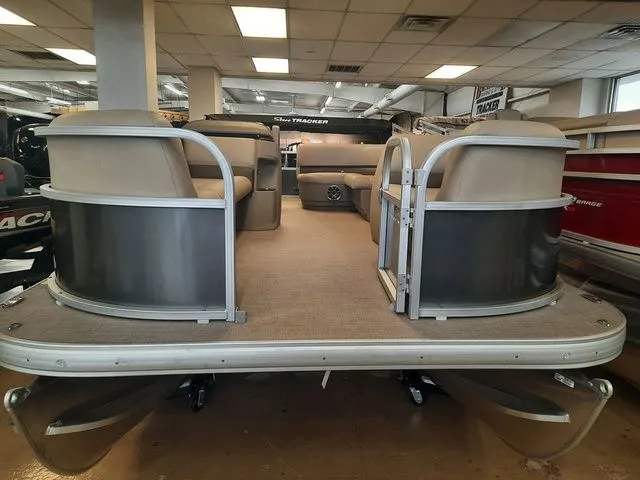 Slide: The Image of Sun Tracker Party Barge 18 DLX 2025 - 30