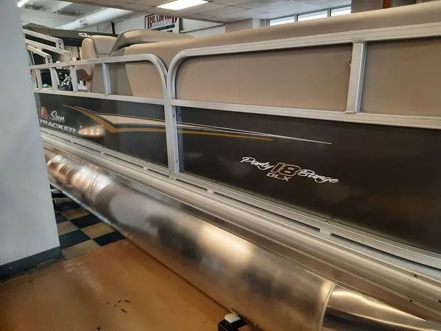 Slide: The Image of Sun Tracker Party Barge 18 DLX 2025 - 31