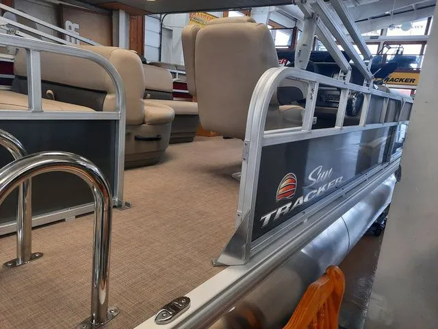 Slide: The Image of Sun Tracker Party Barge 18 DLX 2025 - 32