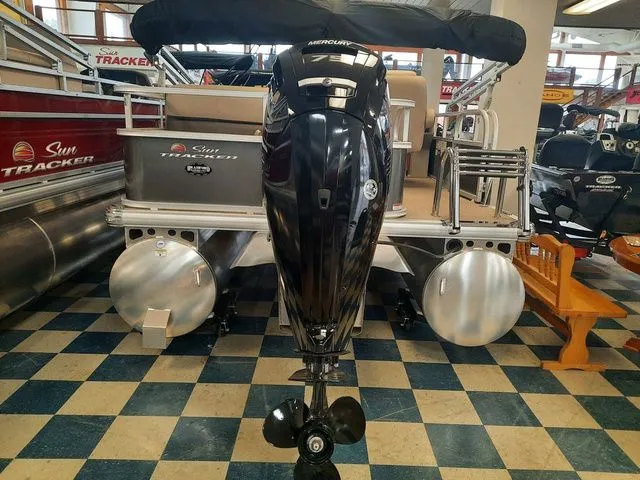 Slide: The Image of Sun Tracker Party Barge 18 DLX 2025 - 36