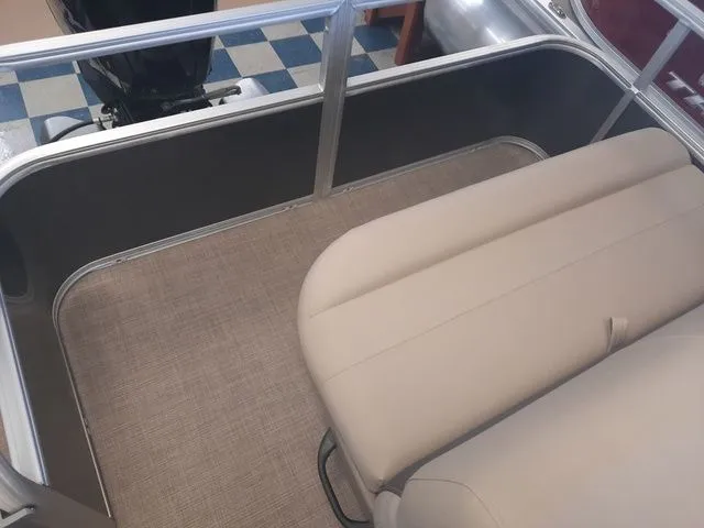 Slide: The Image of Sun Tracker Party Barge 18 DLX 2025 - 4