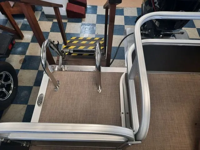 Slide: The Image of Sun Tracker Party Barge 18 DLX 2025 - 7