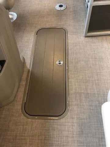 Slide: The Image of Sun Tracker PB 22RF XP3 2025 - 12