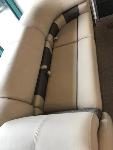 Slide: The Image of Sun Tracker PB 22RF XP3 2025 - 21