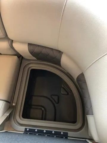 Slide: The Image of Sun Tracker PB 22RF XP3 2025 - 25