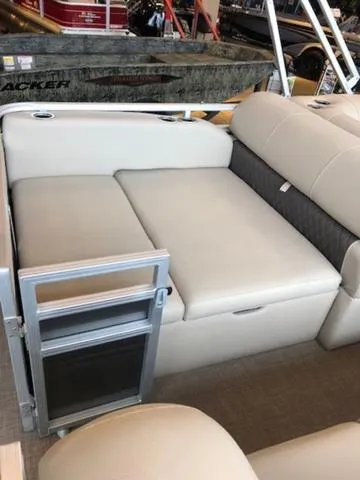 Slide: The Image of Sun Tracker PB 22RF XP3 2025 - 27