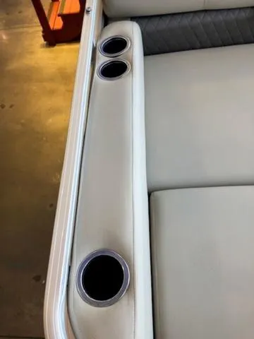 Slide: The Image of Sun Tracker PB 22RF XP3 2025 - 28