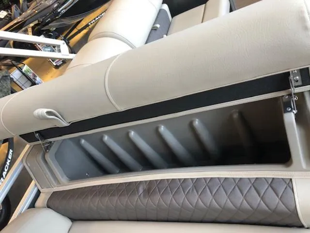 Slide: The Image of Sun Tracker PB 22RF XP3 2025 - 30