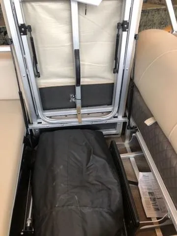 Slide: The Image of Sun Tracker PB 22RF XP3 2025 - 31