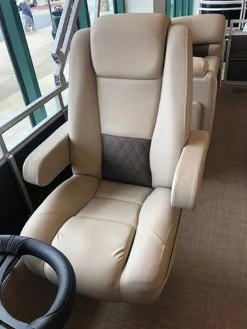 Slide: The Image of Sun Tracker PB 22RF XP3 2025 - 32