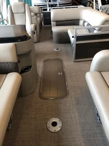 Slide: The Image of Sun Tracker PB 22RF XP3 2025 - 33