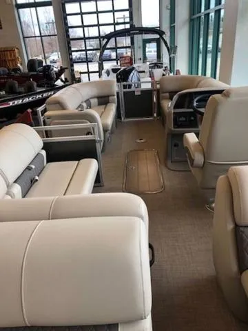 Slide: The Image of Sun Tracker PB 22RF XP3 2025 - 34