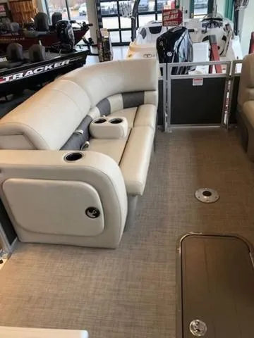 Slide: The Image of Sun Tracker PB 22RF XP3 2025 - 4