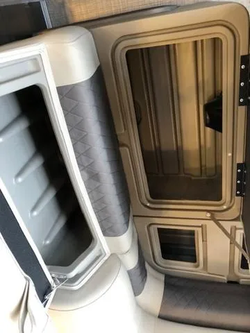 Slide: The Image of Sun Tracker PB 22RF XP3 2025 - 46