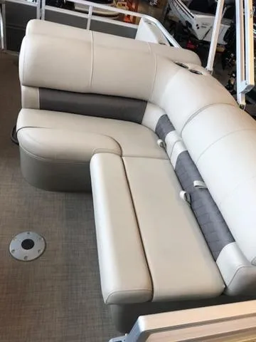 Slide: The Image of Sun Tracker PB 22RF XP3 2025 - 47