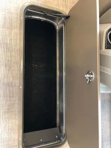 Slide: The Image of Sun Tracker PB 22RF XP3 2025 - 48