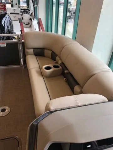 Slide: The Image of Sun Tracker PB 22RF XP3 2025 - 5