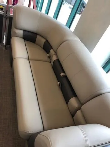 Slide: The Image of Sun Tracker PB 22RF XP3 2025 - 51