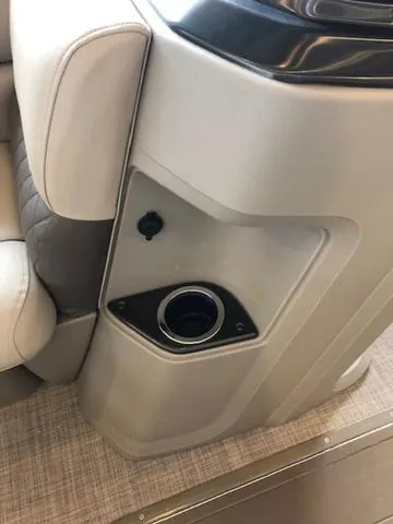 Slide: The Image of Sun Tracker PB 22RF XP3 2025 - 52